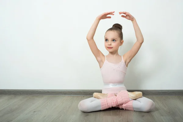 Jovem bailarina faz poses de balé — Fotografia de Stock