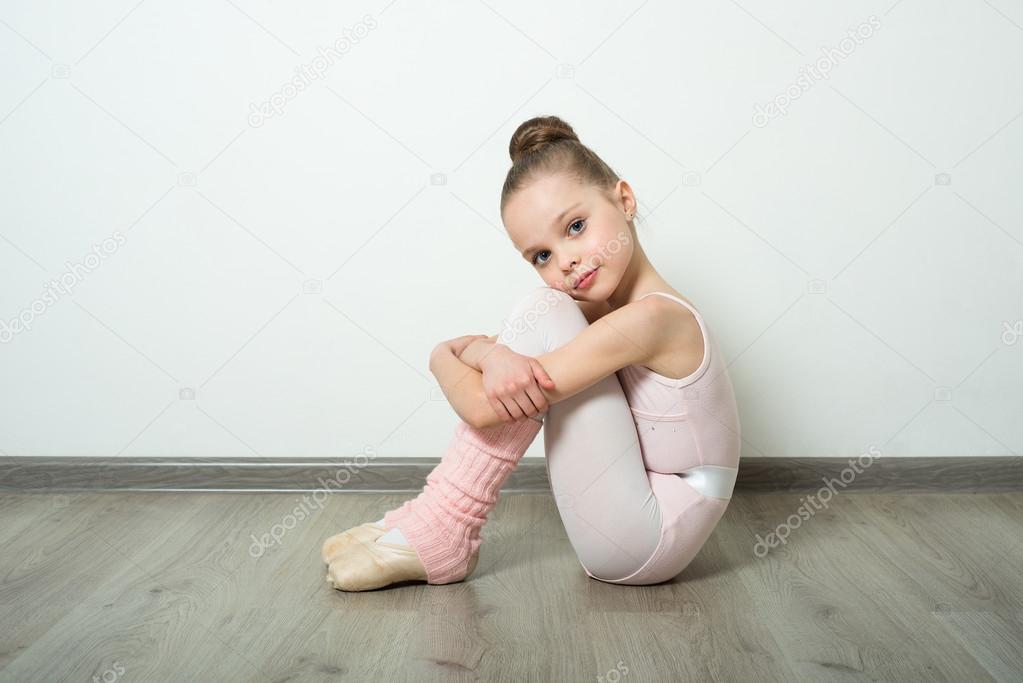 Portrait Posing Young Beautiful Small Girl Stock Photo 5133778 |  Shutterstock