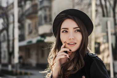 Güzel esmer kız rahat kıyafetler içinde