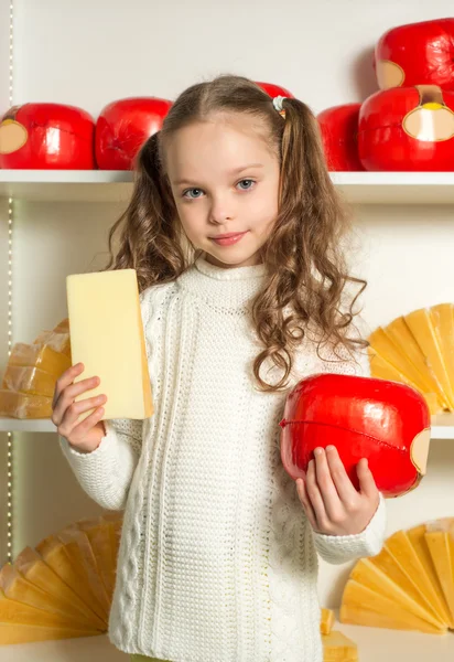 Kleines Mädchen mit Käse — Stockfoto