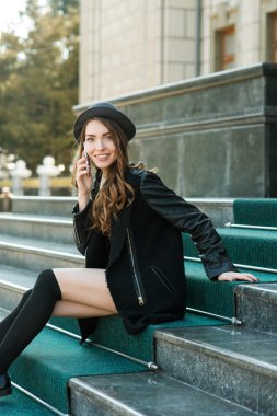 gülümseyen kadın telefonla konuşuyor