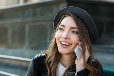 Cep Telefonu Konuşan Kadın