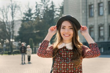 Şık elbiseli güzel esmer kız atlar