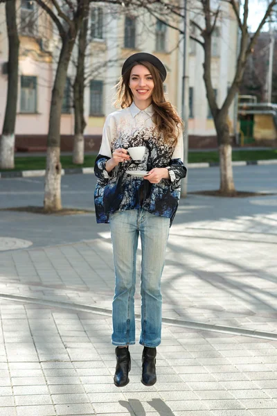 Attrayant femme pose avec tasse blanche . — Photo