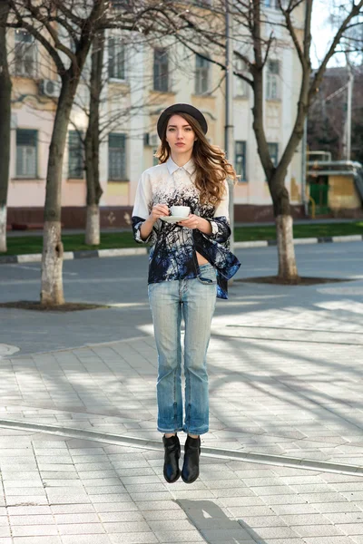 Attrayant femme pose avec tasse blanche . — Photo