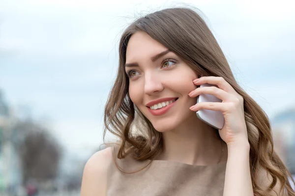 Mujer joven hablando por teléfono celular —  Fotos de Stock