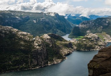 Norveç'te preikestolen cliff görünümünden lysefjord