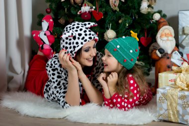 Noel altında şenlikli ev giysileri anne ve kızı 