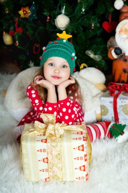 Noel ve Yeni yıl cel bekleyen kırmızı kazak güzel kız