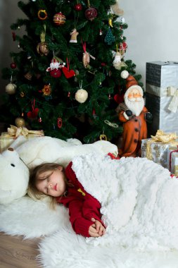 Noel ve Yeni yıl cel bekleyen kırmızı kazak güzel kız