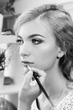 Makyöz modelinin dudaklarından ruj uygulama