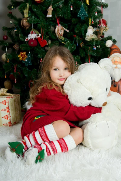 Menina bonita em camisola vermelha esperando Natal e Ano Novo cel — Fotografia de Stock