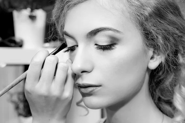 Maquillaje artista aplicando sombras de ojos de color en el ojo del modelo, cerca u — Foto de Stock