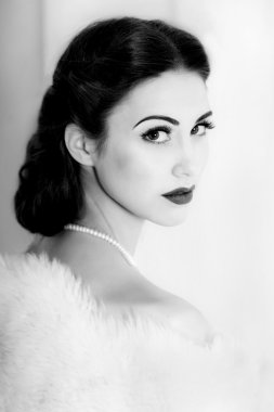 Üzgün yüz çekici genç modeliyle retro tarzı portresi