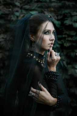 fashiom modeli Gotik tarzda giyinmiş. vampir. 