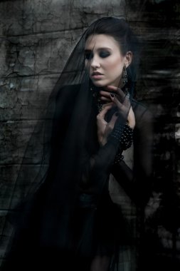 fashiom modeli Gotik tarzda giyinmiş. vampir. 
