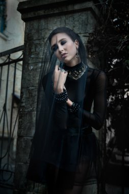 fashiom modeli Gotik tarzda giyinmiş. vampir. 