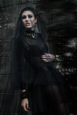 fashiom modeli Gotik tarzda giyinmiş. vampir. 