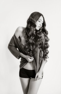 Güzel genç seksi kadın modeli. Siyah beyaz fotoğraf