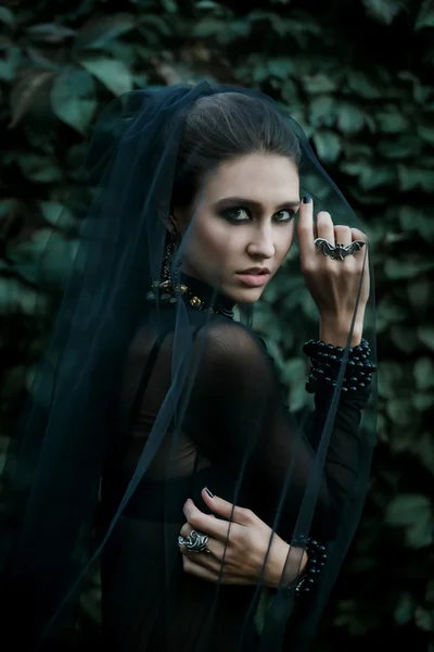 Fashiom model ubrany w stylu gotyckim. wampirzyca. — Zdjęcie stockowe