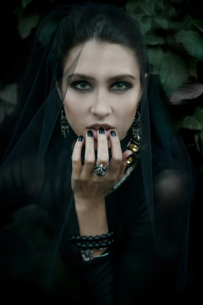 Modische Modell im gotischen Stil gekleidet. vamp. — Stockfoto