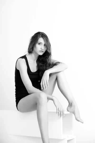 美しい若いセクシーな女性モデル。黒と白の写真 — ストック写真