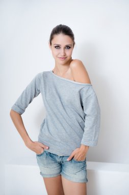 çekici genç model temiz cilt üzerinde ile günlük giysiler