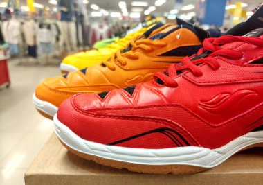 Semarang, Endonezya Temmuz 09 2025, ayakkabılar süpermarkette. spor malzemeleri.