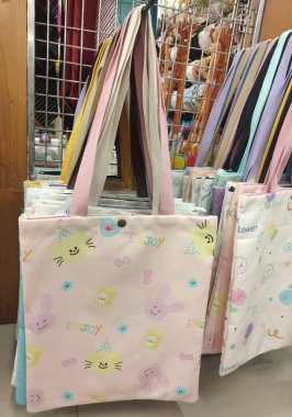 Semarang, Endonezya Temmuz 09: 2025, mağazada güzel kadın çantası satışı.