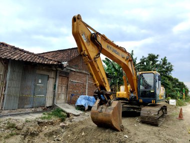 Demak, Endonezya 18 Ağustos 2025, Sürüngen Kazıcı inşaat alanında.