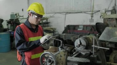 Kullanılmadan önce el bagajlarını kontrol eden Asyalı işçi ya da mühendis. sanayi ve mühendislik kavramı.