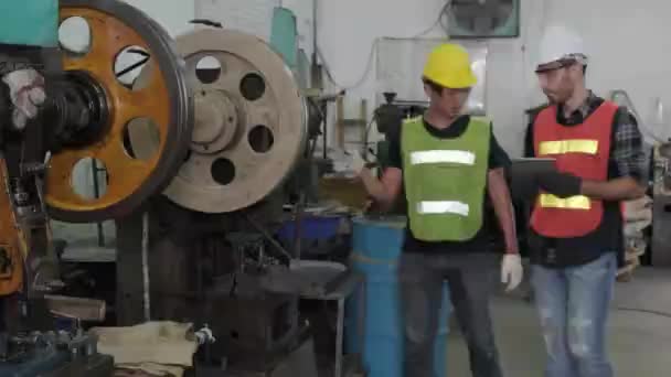 Dos Ingenieros Industriales Masculinos Trabajadores Inspeccionan Planean Reparar Máquinas Fábrica — Vídeo de stock