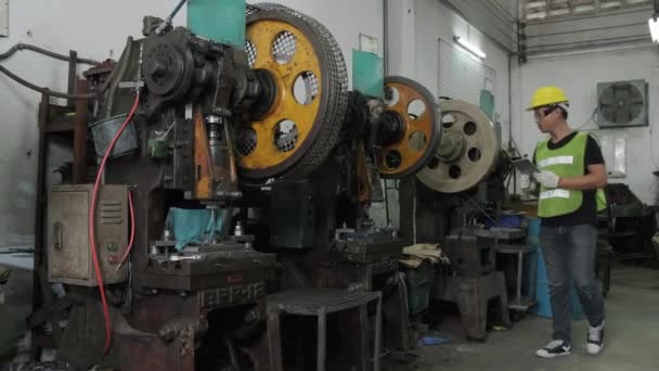 アジアの男性エンジニアや労働者は 使用後に機械を検査して修理します 産業と工学の概念 — ストック動画