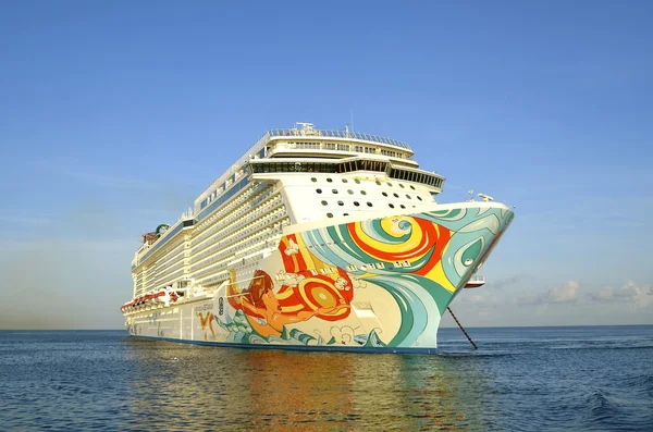 The rise ship, The Norwegian Getaway — Stock Photo, Image