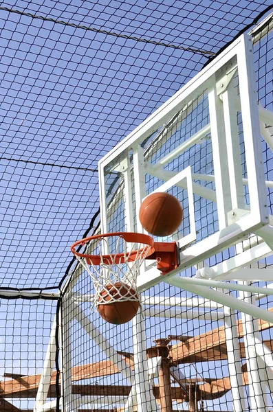 Palloni da basket in una gabbia campo all'aperto — Foto Stock