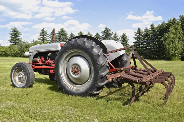 Trator Ford velho com cultivador de campo — Fotografia de Stock