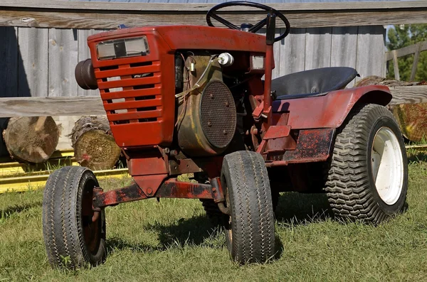 Czerwony traktorek — Zdjęcie stockowe