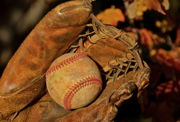 Gamle Baseball og hansken – stockfoto