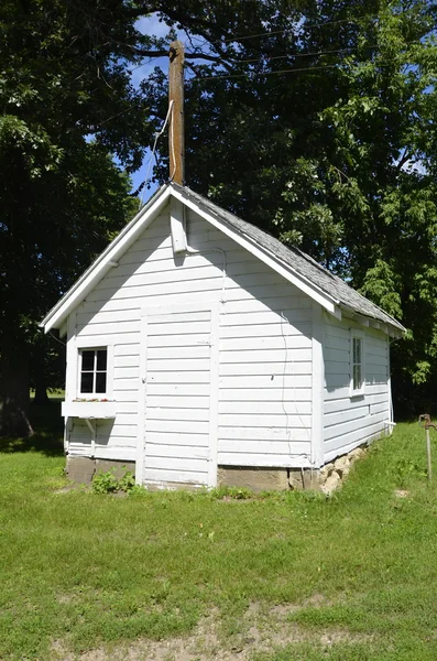 Ancienne cabane ou laiterie blanche fraîchement peinte — Photo