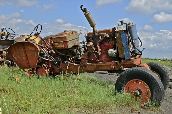 Alter eingefärbter Traktor — Stockfoto
