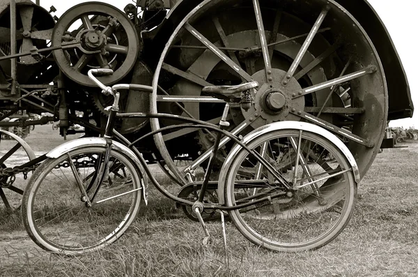 Roues de la machine à vapeur et du vélo — Photo