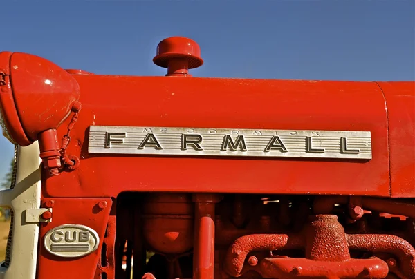 Реставре червоний Фармолл куб трактора — стокове фото