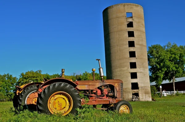Oude Massey Harris tractoren en gegoten silo — Stockfoto