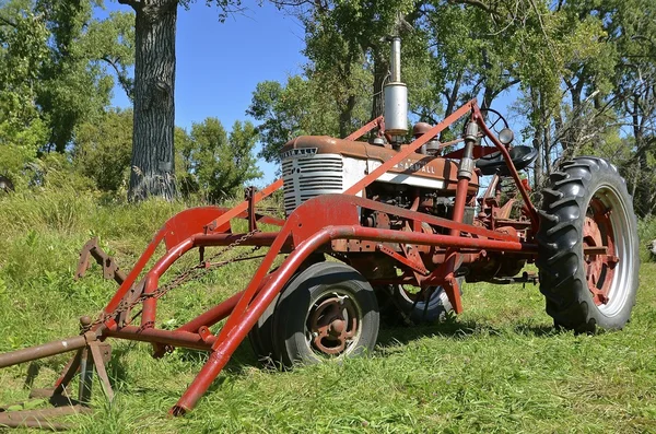 Ancien tracteur Farmall avec chargeur frontal — Photo