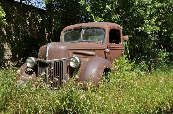 Rezavé staré cvičení Ford pickup — Stock fotografie