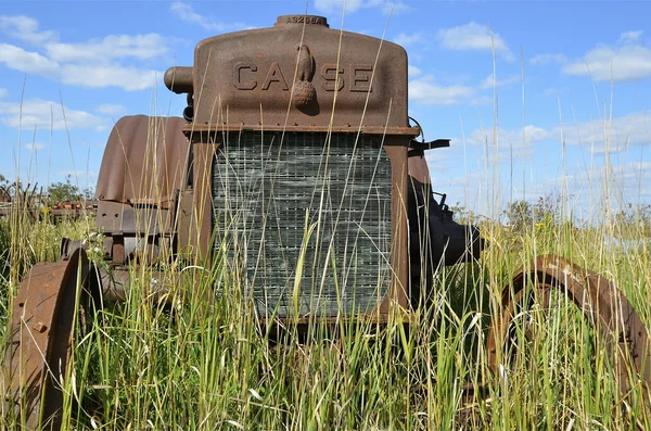 Paslı eski Case traktör ızgara — Stok fotoğraf