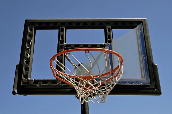 Plexiglass rotto di una tavola da basket — Foto Stock