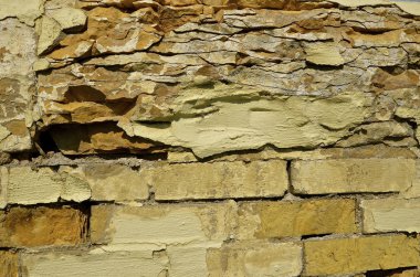 Kötüye giden tuğla ve kayrak duvar