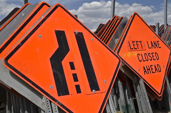 Señal de carril doble a carril único — Foto de Stock