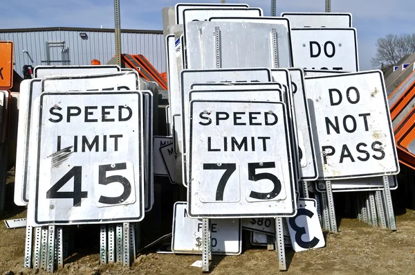 Señales de límite de velocidad — Foto de Stock